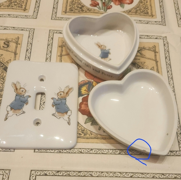 WEDGWOOD PETER RABBIT HEART-SHAPED TRINKET DISH W/ LID & MATCHING SWITCH PLATE - Picture 13 of 15